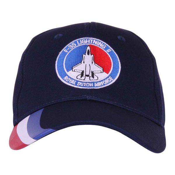 111215213 Kinder baseball cap F 35 Royal Dutch Air Force1 Kinder baseball cap Blauw van de Royal Dutch Air Force F-35 Lightning II straaljager van 100% katoen. De baseball cap heeft geborduurde tekst en is verstelbaar aan de achterzijde. De pasvorm van de baseball cap is perfect en dankzij de verstelbaarheid past deze cap ieder kind.
