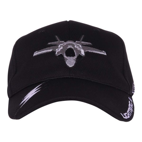 111215214 Kinder baseball cap F 35 Lightning II1 Kinder Baseball cap Zwart van de F-35 Lightning straaljager van 100% polyester. Met klittenband verstelbaar aan de achterzijde. De pasvorm van de baseball cap is perfect en dankzij de verstelbaarheid past deze cap ieder kind.
