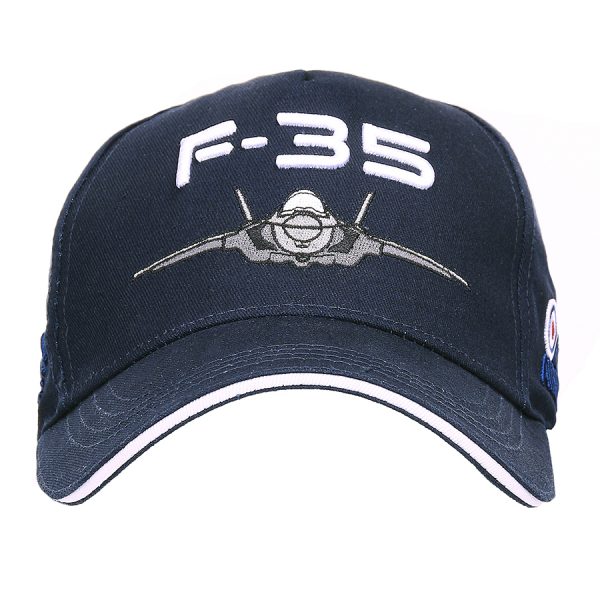 111215215 Kinder baseball cap F 35 Royal Air Force1 Kinder baseball cap Blauw van de Royal Air Force F-35 Lightning II straaljager van 100% katoen. De baseball cap heeft 3D geborduurde tekst en is verstelbaar aan de achterzijde. De pasvorm van de baseball cap is perfect en dankzij de verstelbaarheid past deze cap ieder kind.