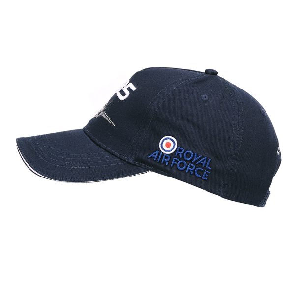 111215215 Kinder baseball cap F 35 Royal Air Force2 Kinder baseball cap Blauw van de Royal Air Force F-35 Lightning II straaljager van 100% katoen. De baseball cap heeft 3D geborduurde tekst en is verstelbaar aan de achterzijde. De pasvorm van de baseball cap is perfect en dankzij de verstelbaarheid past deze cap ieder kind.