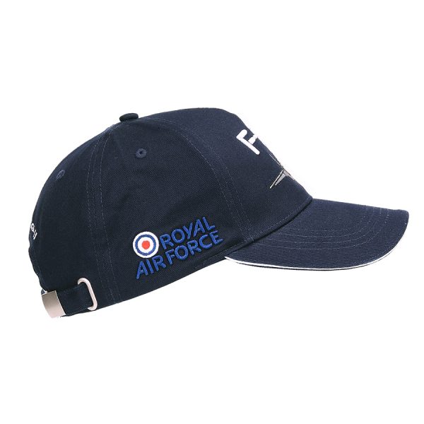 111215215 Kinder baseball cap F 35 Royal Air Force3 Kinder baseball cap Blauw van de Royal Air Force F-35 Lightning II straaljager van 100% katoen. De baseball cap heeft 3D geborduurde tekst en is verstelbaar aan de achterzijde. De pasvorm van de baseball cap is perfect en dankzij de verstelbaarheid past deze cap ieder kind.