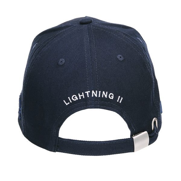111215215 Kinder baseball cap F 35 Royal Air Force4 Kinder baseball cap Blauw van de Royal Air Force F-35 Lightning II straaljager van 100% katoen. De baseball cap heeft 3D geborduurde tekst en is verstelbaar aan de achterzijde. De pasvorm van de baseball cap is perfect en dankzij de verstelbaarheid past deze cap ieder kind.