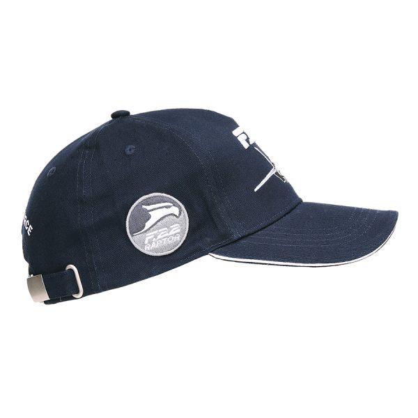 111215216 Kinder baseball cap F 22 U.S. Air Force3 Kinder Baseball cap Blauw van de U.S. Air Force F-22 straaljager van 100% katoen. De baseball cap heeft 3D geborduurde tekst en is verstelbaar aan de achterzijde. De pasvorm van de baseball cap is perfect en dankzij de verstelbaarheid past deze cap ieder kind. &nbsp;