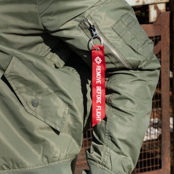 121420 MA 1 summer bomber jack11 <strong>De Fostex Garments® MA-1 Commander Summer Bomber Jack</strong> is een stijlvolle, moderne interpretatie van de iconische bomberjacks die oorspronkelijk werden gedragen door piloten van de <strong>U.S. Air Force</strong> en <strong>U.S. Navy</strong> in de jaren ’50. Met een <strong>slim-fit design</strong> en een comfortabele pasvorm is dit jack ideaal voor casual gebruik tijdens het <strong>tussenseizoen</strong> of op koudere zomerdagen. De bomber jas is niet alleen praktisch maar ook trendy, en is een vaste waarde in het hedendaagse straatbeeld. Het lichte ontwerp en de duurzame materialen maken dit jack perfect voor dagelijks gebruik, terwijl de details zoals de <strong>"Remove Before Flight"-sleutelhanger</strong> en het <strong>MA-1 mouwzakje</strong> zorgen voor een authentieke uitstraling. <a title="Maattabel" href="https://dump.dev.newagents.nl/wp-content/uploads/2022/12/121420-MA-1-summer-bomber-jack-maattabel.pdf" target="_blank" rel="noopener noreferrer"><button><span style="color: #ef471f;font-size: medium"><strong>Maattabel</strong></span></button></a>