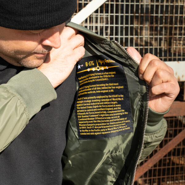 121420 MA 1 summer bomber jack12 <strong>De Fostex Garments® MA-1 Commander Summer Bomber Jack</strong> is een stijlvolle, moderne interpretatie van de iconische bomberjacks die oorspronkelijk werden gedragen door piloten van de <strong>U.S. Air Force</strong> en <strong>U.S. Navy</strong> in de jaren ’50. Met een <strong>slim-fit design</strong> en een comfortabele pasvorm is dit jack ideaal voor casual gebruik tijdens het <strong>tussenseizoen</strong> of op koudere zomerdagen. De bomber jas is niet alleen praktisch maar ook trendy, en is een vaste waarde in het hedendaagse straatbeeld. Het lichte ontwerp en de duurzame materialen maken dit jack perfect voor dagelijks gebruik, terwijl de details zoals de <strong>"Remove Before Flight"-sleutelhanger</strong> en het <strong>MA-1 mouwzakje</strong> zorgen voor een authentieke uitstraling. <a title="Maattabel" href="https://dump.dev.newagents.nl/wp-content/uploads/2022/12/121420-MA-1-summer-bomber-jack-maattabel.pdf" target="_blank" rel="noopener noreferrer"><button><span style="color: #ef471f;font-size: medium"><strong>Maattabel</strong></span></button></a>