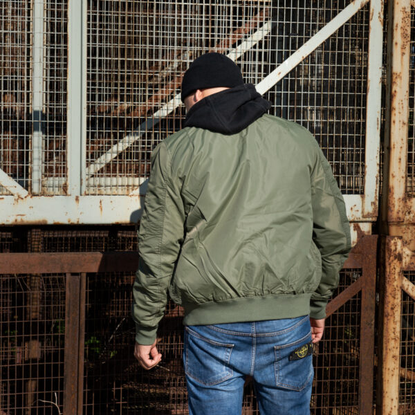 121420 MA 1 summer bomber jack13 <strong>De Fostex Garments® MA-1 Commander Summer Bomber Jack</strong> is een stijlvolle, moderne interpretatie van de iconische bomberjacks die oorspronkelijk werden gedragen door piloten van de <strong>U.S. Air Force</strong> en <strong>U.S. Navy</strong> in de jaren ’50. Met een <strong>slim-fit design</strong> en een comfortabele pasvorm is dit jack ideaal voor casual gebruik tijdens het <strong>tussenseizoen</strong> of op koudere zomerdagen. De bomber jas is niet alleen praktisch maar ook trendy, en is een vaste waarde in het hedendaagse straatbeeld. Het lichte ontwerp en de duurzame materialen maken dit jack perfect voor dagelijks gebruik, terwijl de details zoals de <strong>"Remove Before Flight"-sleutelhanger</strong> en het <strong>MA-1 mouwzakje</strong> zorgen voor een authentieke uitstraling. <a title="Maattabel" href="https://dump.dev.newagents.nl/wp-content/uploads/2022/12/121420-MA-1-summer-bomber-jack-maattabel.pdf" target="_blank" rel="noopener noreferrer"><button><span style="color: #ef471f;font-size: medium"><strong>Maattabel</strong></span></button></a>