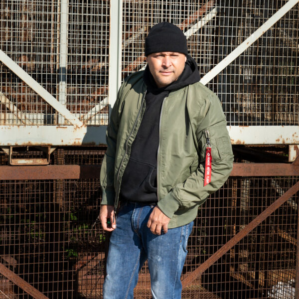 121420 MA 1 summer bomber jack16 <strong>De Fostex Garments® MA-1 Commander Summer Bomber Jack</strong> is een stijlvolle, moderne interpretatie van de iconische bomberjacks die oorspronkelijk werden gedragen door piloten van de <strong>U.S. Air Force</strong> en <strong>U.S. Navy</strong> in de jaren ’50. Met een <strong>slim-fit design</strong> en een comfortabele pasvorm is dit jack ideaal voor casual gebruik tijdens het <strong>tussenseizoen</strong> of op koudere zomerdagen. De bomber jas is niet alleen praktisch maar ook trendy, en is een vaste waarde in het hedendaagse straatbeeld. Het lichte ontwerp en de duurzame materialen maken dit jack perfect voor dagelijks gebruik, terwijl de details zoals de <strong>"Remove Before Flight"-sleutelhanger</strong> en het <strong>MA-1 mouwzakje</strong> zorgen voor een authentieke uitstraling. <a title="Maattabel" href="https://dump.dev.newagents.nl/wp-content/uploads/2022/12/121420-MA-1-summer-bomber-jack-maattabel.pdf" target="_blank" rel="noopener noreferrer"><button><span style="color: #ef471f;font-size: medium"><strong>Maattabel</strong></span></button></a>