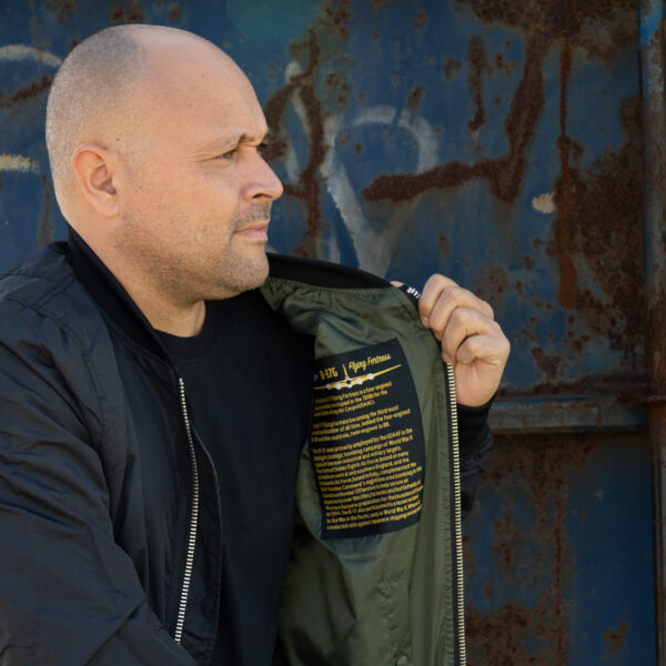 121420 MA 1 summer bomber jack17 <strong>De Fostex Garments® MA-1 Commander Summer Bomber Jack</strong> is een stijlvolle, moderne interpretatie van de iconische bomberjacks die oorspronkelijk werden gedragen door piloten van de <strong>U.S. Air Force</strong> en <strong>U.S. Navy</strong> in de jaren ’50. Met een <strong>slim-fit design</strong> en een comfortabele pasvorm is dit jack ideaal voor casual gebruik tijdens het <strong>tussenseizoen</strong> of op koudere zomerdagen. De bomber jas is niet alleen praktisch maar ook trendy, en is een vaste waarde in het hedendaagse straatbeeld. Het lichte ontwerp en de duurzame materialen maken dit jack perfect voor dagelijks gebruik, terwijl de details zoals de <strong>"Remove Before Flight"-sleutelhanger</strong> en het <strong>MA-1 mouwzakje</strong> zorgen voor een authentieke uitstraling. <a title="Maattabel" href="https://dump.dev.newagents.nl/wp-content/uploads/2022/12/121420-MA-1-summer-bomber-jack-maattabel.pdf" target="_blank" rel="noopener noreferrer"><button><span style="color: #ef471f;font-size: medium"><strong>Maattabel</strong></span></button></a>