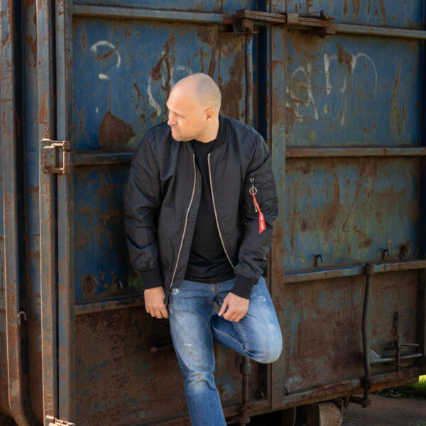 121420 MA 1 summer bomber jack18 <strong>De Fostex Garments® MA-1 Commander Summer Bomber Jack</strong> is een stijlvolle, moderne interpretatie van de iconische bomberjacks die oorspronkelijk werden gedragen door piloten van de <strong>U.S. Air Force</strong> en <strong>U.S. Navy</strong> in de jaren ’50. Met een <strong>slim-fit design</strong> en een comfortabele pasvorm is dit jack ideaal voor casual gebruik tijdens het <strong>tussenseizoen</strong> of op koudere zomerdagen. De bomber jas is niet alleen praktisch maar ook trendy, en is een vaste waarde in het hedendaagse straatbeeld. Het lichte ontwerp en de duurzame materialen maken dit jack perfect voor dagelijks gebruik, terwijl de details zoals de <strong>"Remove Before Flight"-sleutelhanger</strong> en het <strong>MA-1 mouwzakje</strong> zorgen voor een authentieke uitstraling. <a title="Maattabel" href="https://dump.dev.newagents.nl/wp-content/uploads/2022/12/121420-MA-1-summer-bomber-jack-maattabel.pdf" target="_blank" rel="noopener noreferrer"><button><span style="color: #ef471f;font-size: medium"><strong>Maattabel</strong></span></button></a>