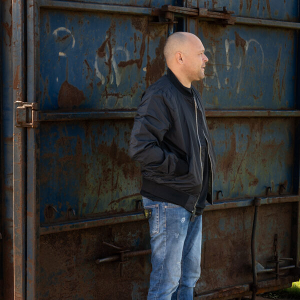 121420 MA 1 summer bomber jack19 <strong>De Fostex Garments® MA-1 Commander Summer Bomber Jack</strong> is een stijlvolle, moderne interpretatie van de iconische bomberjacks die oorspronkelijk werden gedragen door piloten van de <strong>U.S. Air Force</strong> en <strong>U.S. Navy</strong> in de jaren ’50. Met een <strong>slim-fit design</strong> en een comfortabele pasvorm is dit jack ideaal voor casual gebruik tijdens het <strong>tussenseizoen</strong> of op koudere zomerdagen. De bomber jas is niet alleen praktisch maar ook trendy, en is een vaste waarde in het hedendaagse straatbeeld. Het lichte ontwerp en de duurzame materialen maken dit jack perfect voor dagelijks gebruik, terwijl de details zoals de <strong>"Remove Before Flight"-sleutelhanger</strong> en het <strong>MA-1 mouwzakje</strong> zorgen voor een authentieke uitstraling. <a title="Maattabel" href="https://dump.dev.newagents.nl/wp-content/uploads/2022/12/121420-MA-1-summer-bomber-jack-maattabel.pdf" target="_blank" rel="noopener noreferrer"><button><span style="color: #ef471f;font-size: medium"><strong>Maattabel</strong></span></button></a>