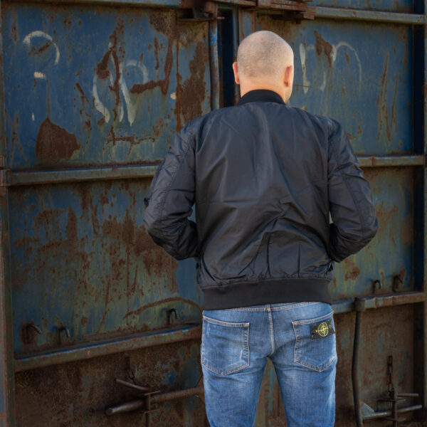 121420 MA 1 summer bomber jack20 <strong>De Fostex Garments® MA-1 Commander Summer Bomber Jack</strong> is een stijlvolle, moderne interpretatie van de iconische bomberjacks die oorspronkelijk werden gedragen door piloten van de <strong>U.S. Air Force</strong> en <strong>U.S. Navy</strong> in de jaren ’50. Met een <strong>slim-fit design</strong> en een comfortabele pasvorm is dit jack ideaal voor casual gebruik tijdens het <strong>tussenseizoen</strong> of op koudere zomerdagen. De bomber jas is niet alleen praktisch maar ook trendy, en is een vaste waarde in het hedendaagse straatbeeld. Het lichte ontwerp en de duurzame materialen maken dit jack perfect voor dagelijks gebruik, terwijl de details zoals de <strong>"Remove Before Flight"-sleutelhanger</strong> en het <strong>MA-1 mouwzakje</strong> zorgen voor een authentieke uitstraling. <a title="Maattabel" href="https://dump.dev.newagents.nl/wp-content/uploads/2022/12/121420-MA-1-summer-bomber-jack-maattabel.pdf" target="_blank" rel="noopener noreferrer"><button><span style="color: #ef471f;font-size: medium"><strong>Maattabel</strong></span></button></a>