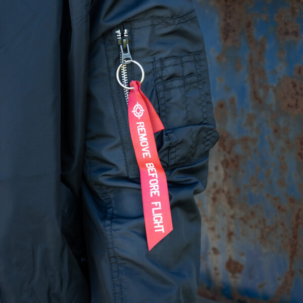 121420 MA 1 summer bomber jack21 <strong>De Fostex Garments® MA-1 Commander Summer Bomber Jack</strong> is een stijlvolle, moderne interpretatie van de iconische bomberjacks die oorspronkelijk werden gedragen door piloten van de <strong>U.S. Air Force</strong> en <strong>U.S. Navy</strong> in de jaren ’50. Met een <strong>slim-fit design</strong> en een comfortabele pasvorm is dit jack ideaal voor casual gebruik tijdens het <strong>tussenseizoen</strong> of op koudere zomerdagen. De bomber jas is niet alleen praktisch maar ook trendy, en is een vaste waarde in het hedendaagse straatbeeld. Het lichte ontwerp en de duurzame materialen maken dit jack perfect voor dagelijks gebruik, terwijl de details zoals de <strong>"Remove Before Flight"-sleutelhanger</strong> en het <strong>MA-1 mouwzakje</strong> zorgen voor een authentieke uitstraling. <a title="Maattabel" href="https://dump.dev.newagents.nl/wp-content/uploads/2022/12/121420-MA-1-summer-bomber-jack-maattabel.pdf" target="_blank" rel="noopener noreferrer"><button><span style="color: #ef471f;font-size: medium"><strong>Maattabel</strong></span></button></a>
