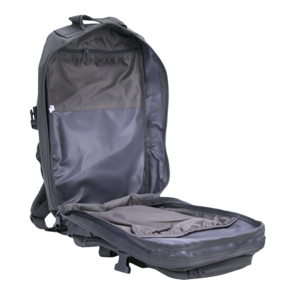 351710 Rugzak US assault LQ13168A114 Ontdek de 101 INC® US Assault Rugzak - een stoere daypack met 25 liter inhoud, ideaal voor dagtrips, school of woon-werkverkeer. Lichtgewicht met comfortabele padding, verstelbare draagstraps, Molle systeem, 4 ritsvakken, en laptopruimte. Gemaakt van duurzaam 100% polyester.