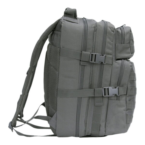 351710 Rugzak US assault LQ13168A115 Ontdek de 101 INC® US Assault Rugzak - een stoere daypack met 25 liter inhoud, ideaal voor dagtrips, school of woon-werkverkeer. Lichtgewicht met comfortabele padding, verstelbare draagstraps, Molle systeem, 4 ritsvakken, en laptopruimte. Gemaakt van duurzaam 100% polyester.