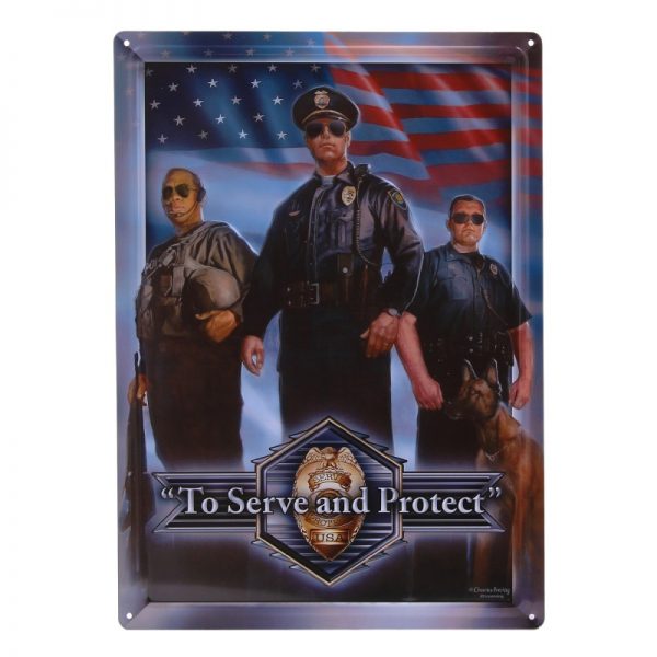 415151 2420 Metalen plaat groot 102 To serve and Protect Metalen plaat groot met tekst/afbeelding. Afmeting: 43 x 30 cm.