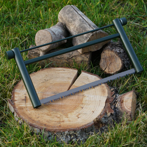439365 Zaag5 <big>Deze lichtgewicht en inklapbare zaag Groen is geschikt voor gebruik in de tuin, bij kamperen, survival en de jacht. De zaag heeft twee soorten zaagbladen, één voor droog hout en één blad voor nat hout. Door het inklapbare design past het vrijwel in elke (rug)tas, dus handig voor survival of trekking.</big> <strong>Kenmerken:</strong> <big>•    Gemaakt van lichtgewicht aluminium •    Inclusief twee sterke metalen zaagbladen (voor droog en nat hout) •    Gemakkelijk in elkaar te zetten en mee te nemen •    Kan met 2 personen gebruikt worden voor de wat zwaardere zaagwerkzaamheden •    Verstelbare zaagspanning •    Kan door stronken zagen tot een max. diameter van 26 cm •    Inclusief foudraal</big>