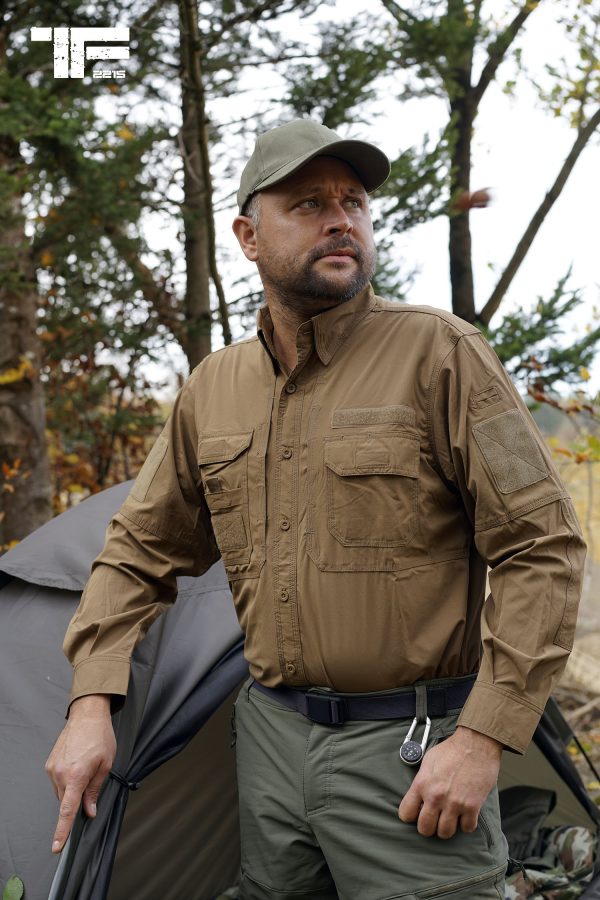 11135500 TF 2215 Bravo One Shirt3 <big><strong>Task Force 2215® Bravo One Overhemd</strong> Multifunctioneel shirt van TF-2215 Ranger green speciaal ontwikkeld voor de actieve outdoorfanaat. Een flexibel en lichtgewicht overhemd welke is gemaakt van ademend quick dry materiaal.</big> Dit shirt brengt je veel gemak en comfort dankzij zijn handige eigenschappen. Zo is het overhemd voorzien van handige vakjes & zakken om spullen mee te nemen. Ideaal voor outdooracitiviteiten zoals hiken, reizen, jagen en bijvoorbeeld bushcraft. <strong>Materiaal: </strong>Gemaakt van 4 way stretch materiaal. 88% nylon en 12% elastisch materiaal <strong>Kenmerken:</strong> <ul> <li><big>Knopen sluiting</big></li> <li><big>Drievoudig gestikte naden voor verbeterde duurzaamheid</big></li> <li><big>Ventilerende mesh armvakken</big></li> <li><big>Twee zakken op de borst</big></li> <li><big>Twee verborgen opbergvakjes onder de borstzakken voor bijvoorbeeld uw paspoort</big></li> <li><big>Meerdere klittenband panelen op de borst</big></li> <li><big>Klittenband panelen (10 x 8 cm) op de bovenarmen</big></li> <li><big>Versterkte ellebogen</big></li> <li><big>Mesh voering aan de binnenkant voor extra ventilatie</big></li> </ul>
