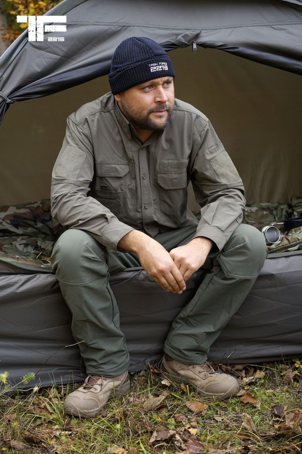 11135500 TF 2215 Bravo One Shirt8 <big><strong>Task Force 2215® Bravo One Overhemd</strong> Multifunctioneel shirt van TF-2215 Ranger green speciaal ontwikkeld voor de actieve outdoorfanaat. Een flexibel en lichtgewicht overhemd welke is gemaakt van ademend quick dry materiaal.</big> Dit shirt brengt je veel gemak en comfort dankzij zijn handige eigenschappen. Zo is het overhemd voorzien van handige vakjes & zakken om spullen mee te nemen. Ideaal voor outdooracitiviteiten zoals hiken, reizen, jagen en bijvoorbeeld bushcraft. <strong>Materiaal: </strong>Gemaakt van 4 way stretch materiaal. 88% nylon en 12% elastisch materiaal <strong>Kenmerken:</strong> <ul> <li><big>Knopen sluiting</big></li> <li><big>Drievoudig gestikte naden voor verbeterde duurzaamheid</big></li> <li><big>Ventilerende mesh armvakken</big></li> <li><big>Twee zakken op de borst</big></li> <li><big>Twee verborgen opbergvakjes onder de borstzakken voor bijvoorbeeld uw paspoort</big></li> <li><big>Meerdere klittenband panelen op de borst</big></li> <li><big>Klittenband panelen (10 x 8 cm) op de bovenarmen</big></li> <li><big>Versterkte ellebogen</big></li> <li><big>Mesh voering aan de binnenkant voor extra ventilatie</big></li> </ul>