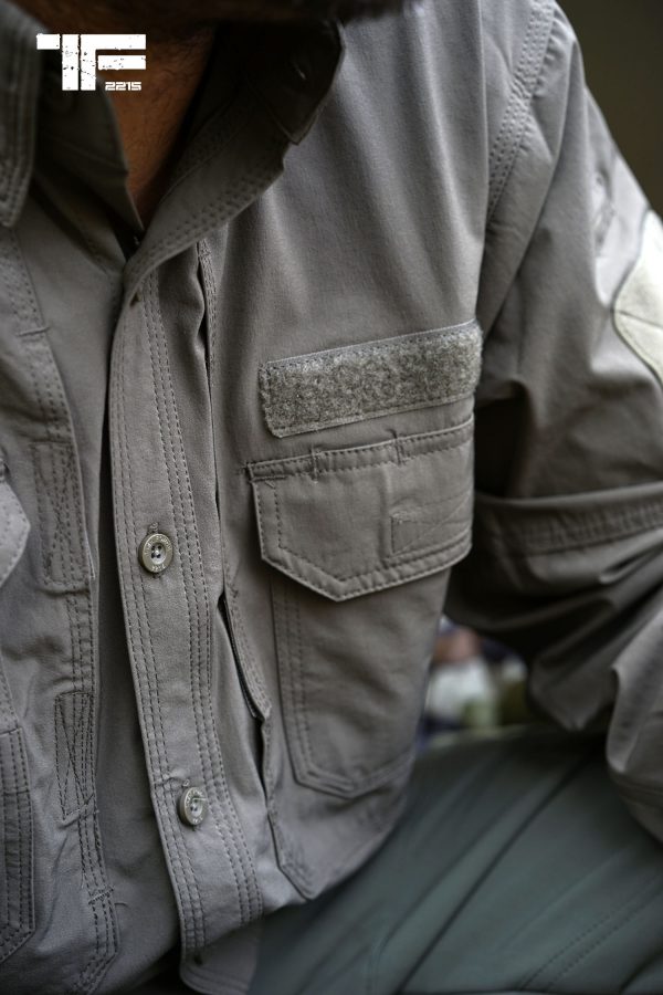11135500 TF 2215 Bravo One Shirt9 <big><strong>Task Force 2215® Bravo One Overhemd</strong> Multifunctioneel shirt van TF-2215 Ranger green speciaal ontwikkeld voor de actieve outdoorfanaat. Een flexibel en lichtgewicht overhemd welke is gemaakt van ademend quick dry materiaal.</big> Dit shirt brengt je veel gemak en comfort dankzij zijn handige eigenschappen. Zo is het overhemd voorzien van handige vakjes & zakken om spullen mee te nemen. Ideaal voor outdooracitiviteiten zoals hiken, reizen, jagen en bijvoorbeeld bushcraft. <strong>Materiaal: </strong>Gemaakt van 4 way stretch materiaal. 88% nylon en 12% elastisch materiaal <strong>Kenmerken:</strong> <ul> <li><big>Knopen sluiting</big></li> <li><big>Drievoudig gestikte naden voor verbeterde duurzaamheid</big></li> <li><big>Ventilerende mesh armvakken</big></li> <li><big>Twee zakken op de borst</big></li> <li><big>Twee verborgen opbergvakjes onder de borstzakken voor bijvoorbeeld uw paspoort</big></li> <li><big>Meerdere klittenband panelen op de borst</big></li> <li><big>Klittenband panelen (10 x 8 cm) op de bovenarmen</big></li> <li><big>Versterkte ellebogen</big></li> <li><big>Mesh voering aan de binnenkant voor extra ventilatie</big></li> </ul>
