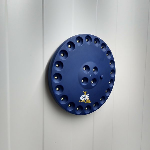 111369442 Camping lantaarn 24 LED1 <big>Gebruiksvriendelijk camping lantaarn met 24 leds en ophanghaak. Werkt op 4 AA batterijen (exclusief).</big> <strong>Eigenschappen:</strong> <ul> <li><big>Voorzien van afstandsbediening</big></li> <li><big>Achterkant voorzien van sterke magneet zodat je de lamp makkelijk hechten aan caravan of in de top van je tent.</big></li> <li><big>De LED verlichting heeft meerdere standen.</big></li> <li><big>Helder licht door 24 LEDS</big></li> <li><big>Ideaal voor camping, outdoor, bushcraft maar ook voor thuisgebruik.</big></li> </ul> Blauw