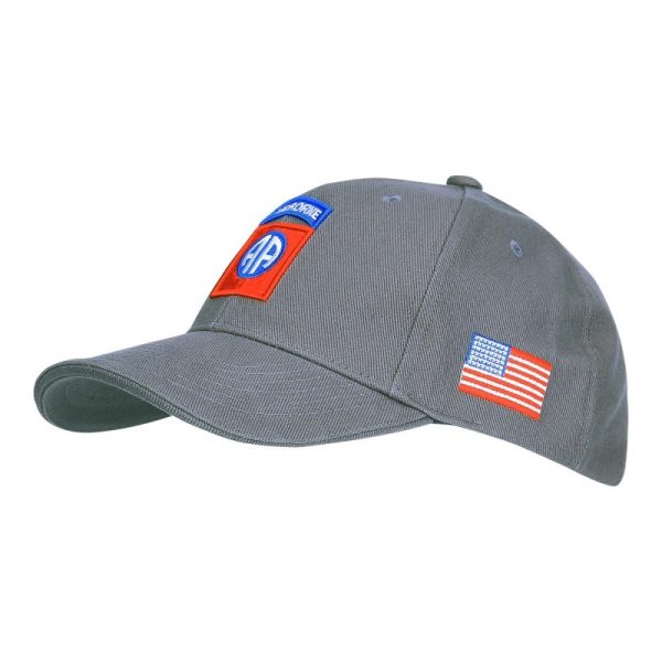 215151 224 Baseball cap 82nd Airbornegrijs Toon je trots met de Baseball Cap 82nd Airborne, voorzien van het iconische logo op de voorkant en de Amerikaanse vlag op de zijkant. Vervaardigd uit duurzaam katoen is deze pet geliefd bij alle leeftijden en wordt vaak als verzamelobject gekocht.