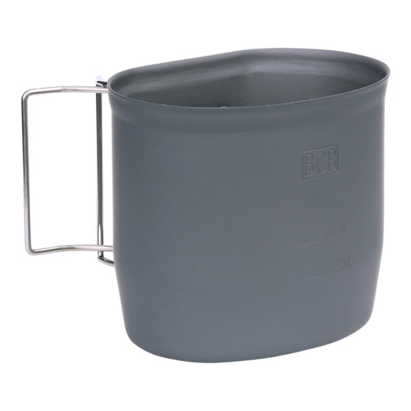 311081 BCB Crusader Cup Canteen MK 2 1 Litre CN540C <big>De nieuwste Crusader Cup is groter maar lichter dan zijn voorganger met een nieuw ontworpen basis die is geoptimaliseerd om de maximale hoeveelheid warmte van de bijgewerkte Crusader Cooker Mk 2 (apart verkrijgbaar) op te vangen. Dit hoogwaardige kookgerei is gemaakt van aluminium met een harde afwerking die niet reflecteert, geen plakker heeft en gemakkelijk schoon te maken is. De drinkbeker is zo ontworpen dat deze onder de NATO (58 patroon) waterfles past als onderdeel van het Crusader II Kooksysteem. Kan ook als kookpot worden gebruikt.</big> <strong><big>Details:</big></strong> <ul> <li><big>Past veilig op de integrale arm van de Crusader MK 2 Field Cooker.</big></li> <li><big>Harde duurzame hittebestendige matte afwerking</big></li> <li><big>Roestvrij stalen handgrepen</big></li> <li><big>Geïsoleerde, anti-verbrandingsrand aan de beker</big></li> <li><big>Snelle kooktijd: 5 minuten voor 500ml</big></li> <li><big>Ook voorzien van 0,25 L en 0,5L markeringen.</big></li> <li><big>Groot genoeg voor grote boil-in-the-bag zakjes of voor een brew up.</big></li> <li><big>Afmetingen: 13,7 x 10,2 x 10 cm</big></li> </ul>