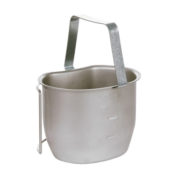 311083 BCB crusader canteen draagbeugel 1 Dit product is simpel maar effectief De BCB-bekerhouder maakt het koken van water en voedsel direct boven een kampvuur mogelijk. De draagbeugel klemt op de lip van de BCB Cup.