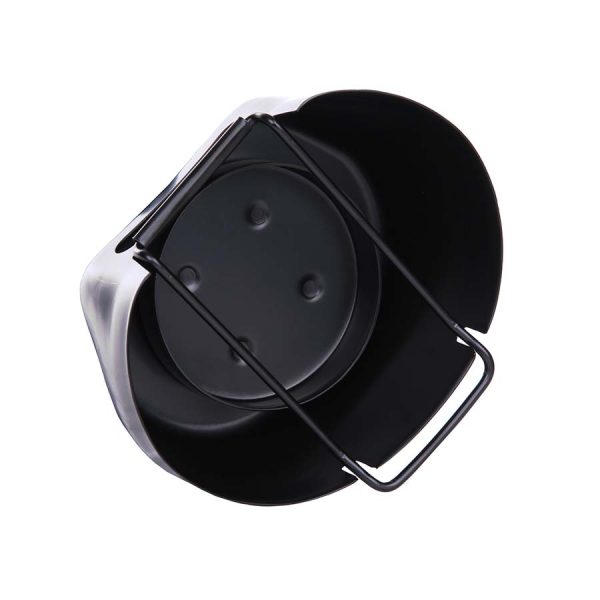 311085 BCB Crusader cooker1 BCB Crusader Kooksysteem. Dit kookonderstel is voorzien van een compartiment waar brandstof in gedaan kan worden. Klap de beugel over het compartiment met brandbare gel en plaats de BCB Cup op het vuur. Het Crusader kooksysteem is zo ontworpen dat de luchtstroom er perfect door heen gaat wat vervolgens zorgt voor een optimale vlam. Het betreft hier alleen het kookonderstel zonder Cup.
