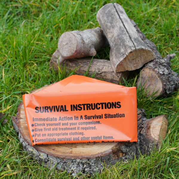 313231 BCB Survival bag CL0444 Op zoek naar een onmisbare tas voor overlevingssituaties? Kies dan voor onze opvallende en lichtgewicht survival bag in oranje kleur. Deze tas is ontworpen met het oog op overlevingsinformatie en voorzien van handige tips over navigatie, vuur maken en beschutting. Zo ben je altijd voorbereid op onverwachte situaties in de wildernis. De tas is gemaakt van 500 gauge polybag materiaal, waardoor hij sterk en duurzaam is. Bovendien heeft de tas een opvallende oranje kleur, waardoor hij goed zichtbaar is in noodsituaties. Ook is deze tas NATO approved, wat betekent dat hij voldoet aan strenge kwaliteitsnormen. Het NSN-nummer van deze tas is 8465-99-684-4041. Met deze survival bag ben je altijd goed beschermd tegen de elementen. De tas is namelijk in staat om warmte vast te houden en het lichaam droog te houden. Of je nu gaat kamperen, wandelen of bergbeklimmen, deze tas mag niet ontbreken in jouw uitrusting. Kortom, kies voor onze opvallende en lichtgewicht survival bag in oranje kleur en wees altijd voorbereid op noodsituaties in de natuur!