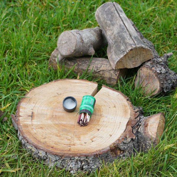 429725 BCB Stormlucifers koker a 25 stuks CN3431 De <strong>BCB Stormlucifers</strong> zijn speciaal ontworpen om te presteren onder de meest extreme weersomstandigheden. Of je nu in een storm zit, regenachtige omstandigheden ervaart, of een sterke wind probeert te trotseren, deze lucifers laten je niet in de steek. Ze worden geleverd in een stevig, waterdicht doosje, zodat je altijd en overal een betrouwbaar middel hebt om vuur te maken. Deze stormlucifers zijn met de hand vervaardigd, gelakt en NATO Approved, waardoor ze niet alleen een populaire keuze zijn onder outdoorliefhebbers, maar ook voldoen aan militaire standaarden. Deze lucifers zijn compact, lichtgewicht en duurzaam en daardoor een essentieel onderdeel van elke survivalkit, nooduitrusting of outdooravontuur. Dankzij het waterdichte boxje blijven ze beschermd tegen vocht, zodat je ze altijd kunt gebruiken wanneer je ze nodig hebt.