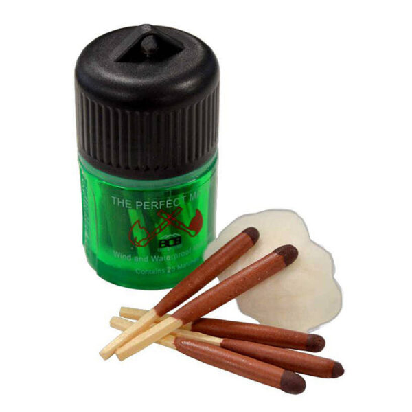 BCB Stormlucifers koker a 25 stuks CN343 De <strong>BCB Stormlucifers</strong> zijn speciaal ontworpen om te presteren onder de meest extreme weersomstandigheden. Of je nu in een storm zit, regenachtige omstandigheden ervaart, of een sterke wind probeert te trotseren, deze lucifers laten je niet in de steek. Ze worden geleverd in een stevig, waterdicht doosje, zodat je altijd en overal een betrouwbaar middel hebt om vuur te maken. Deze stormlucifers zijn met de hand vervaardigd, gelakt en NATO Approved, waardoor ze niet alleen een populaire keuze zijn onder outdoorliefhebbers, maar ook voldoen aan militaire standaarden. Deze lucifers zijn compact, lichtgewicht en duurzaam en daardoor een essentieel onderdeel van elke survivalkit, nooduitrusting of outdooravontuur. Dankzij het waterdichte boxje blijven ze beschermd tegen vocht, zodat je ze altijd kunt gebruiken wanneer je ze nodig hebt.