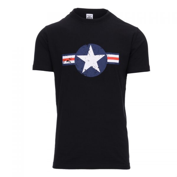 ww2 Upgrade je garderobe met ons T-shirt WW-II Zwart van 100% katoen. Het authentieke ontwerp met het oude USAF logo maakt dit shirt uniek en stijlvol. Gemaakt van hoogwaardig katoen, biedt het shirt niet alleen comfort, maar ook duurzaamheid. Of je nu een liefhebber bent van militaire geschiedenis of gewoon een opvallend fashion statement wilt maken, dit T-shirt is een must-have. Bestel nu bij DeDump.nl en geef je look een krachtige uitstraling met dit prachtige T-shirt WW-II van 100% katoen met bedrukt USAF logo. <a title="Maattabel" href="https://dump.dev.newagents.nl/wp-content/uploads/2024/01/133504-T-shirt-WW-II-maattabel.pdf" target="_blank" rel="noopener noreferrer"><button><span style="color: #ef471f;font-size: medium"><strong>Maattabel</strong></span></button></a>