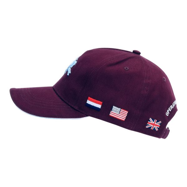 215084 Baseball cap Pegasus WWII 3D1 <h3 data-start="0" data-end="52"><strong data-start="4" data-end="50">Baseball Cap Market Garden Pegasus WWII 3D</strong></h3> <p data-start="54" data-end="357">Deze <strong data-start="59" data-end="105">Fostex Garments® Pegasus WWII Baseball Cap</strong> is een eerbetoon aan de <strong data-start="130" data-end="159">iconische Pegasus Brigade</strong> uit de Tweede Wereldoorlog. De cap maakt deel uit van de <strong data-start="217" data-end="239">Pegasus WWII-serie</strong> en is voorzien van een <strong data-start="263" data-end="300" data-is-only-node="">hoogwaardige 3D geborduurde tekst</strong>, wat zorgt voor een stoere en authentieke uitstraling.</p> <p data-start="359" data-end="513">Dankzij de <strong data-start="370" data-end="394">verstelbare sluiting</strong> aan de achterzijde is de cap geschikt voor <strong data-start="438" data-end="450">iedereen</strong> en biedt hij een <strong data-start="468" data-end="488">perfecte pasvorm</strong> voor optimaal comfort.</p>