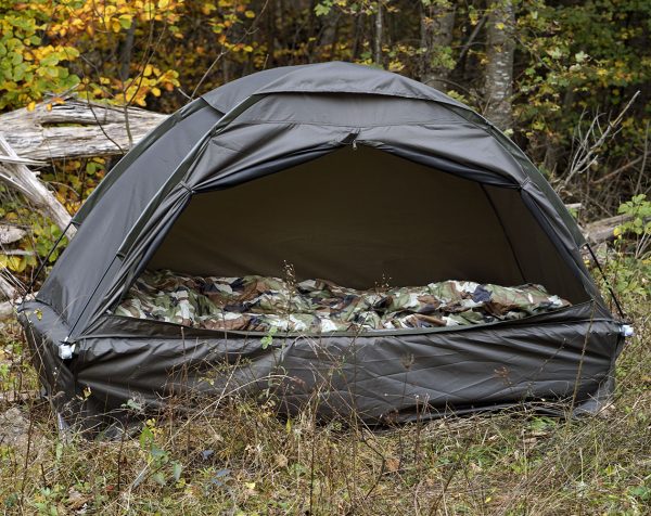 315700 Fosco veldbed tent1 <big>Deze Veldbed Tent Groen is ontworpen om te combineren met ons <strong>Fosco Veldbed (</strong></big><strong>313285)</strong><big>. Volledig gemonteerd past deze tent precies op het veldbed en kan met klittenband vast worden gezet aan het frame. Deze twee items zijn dus compitabel met elkaar en kunnen als set verkocht worden. De tent past ook op andere standaard veldbedden van andere merken.</big> <big>Het belangrijkste doel van deze tent is om comfort en bescherming bieden tegen regen, wind en zon. De tent is waterdicht dankzij de PU-gecoate polyester stof en beschermt tegen insecten en muggen dankzij de geïntegreerde mesh-panelen.</big> <big>Een ander kenmerk van de tent zijn de verlengde flappen die tot aan de grond reiken, zodat je je bagage of andere items uit de wind of regen kunt houden door deze onder het veldbed te plaatsen.</big> <big><strong>Inhoud verpakking:</strong></big> <ul> <li><big>2x set lichtgewicht tentstokken</big></li> <li><big>Veldbed tent </big></li> <li><big>Afmeting opbergtas: 50cm x 10cm Ø</big></li> </ul> <strong><big>Kenmerken:</big></strong> <ul> <li><big>PU gecoate 210T polyester waterdichte stof (waterkolom +/- 2000mm)</big></li> <li><big>Compitabel met het <strong>Fosco Veldbed (313285)</strong></big></li> <li><big>Lichtgewicht ontwerp</big></li> <li><big>Gemakkelijk te monteren met klittenband</big></li> <li><big>Biedt schaduw en bescherming tegen wind en regen</big></li> <li><big>Flappen welke tot de grond reiken</big></li> </ul> <big>Lees hier de review van dit artikel, getest door OutdoorOnly: <a href="https://outdooronly.nl/fosco-field-cot-tent-review/">https://outdooronly.nl/fosco-field-cot-tent-review/</a></big> PU gecoate 210T polyester waterdichte stof