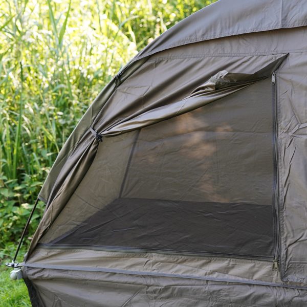 315700 Fosco veldbed tent10 <big>Deze Veldbed Tent Groen is ontworpen om te combineren met ons <strong>Fosco Veldbed (</strong></big><strong>313285)</strong><big>. Volledig gemonteerd past deze tent precies op het veldbed en kan met klittenband vast worden gezet aan het frame. Deze twee items zijn dus compitabel met elkaar en kunnen als set verkocht worden. De tent past ook op andere standaard veldbedden van andere merken.</big> <big>Het belangrijkste doel van deze tent is om comfort en bescherming bieden tegen regen, wind en zon. De tent is waterdicht dankzij de PU-gecoate polyester stof en beschermt tegen insecten en muggen dankzij de geïntegreerde mesh-panelen.</big> <big>Een ander kenmerk van de tent zijn de verlengde flappen die tot aan de grond reiken, zodat je je bagage of andere items uit de wind of regen kunt houden door deze onder het veldbed te plaatsen.</big> <big><strong>Inhoud verpakking:</strong></big> <ul> <li><big>2x set lichtgewicht tentstokken</big></li> <li><big>Veldbed tent </big></li> <li><big>Afmeting opbergtas: 50cm x 10cm Ø</big></li> </ul> <strong><big>Kenmerken:</big></strong> <ul> <li><big>PU gecoate 210T polyester waterdichte stof (waterkolom +/- 2000mm)</big></li> <li><big>Compitabel met het <strong>Fosco Veldbed (313285)</strong></big></li> <li><big>Lichtgewicht ontwerp</big></li> <li><big>Gemakkelijk te monteren met klittenband</big></li> <li><big>Biedt schaduw en bescherming tegen wind en regen</big></li> <li><big>Flappen welke tot de grond reiken</big></li> </ul> <big>Lees hier de review van dit artikel, getest door OutdoorOnly: <a href="https://outdooronly.nl/fosco-field-cot-tent-review/">https://outdooronly.nl/fosco-field-cot-tent-review/</a></big> PU gecoate 210T polyester waterdichte stof