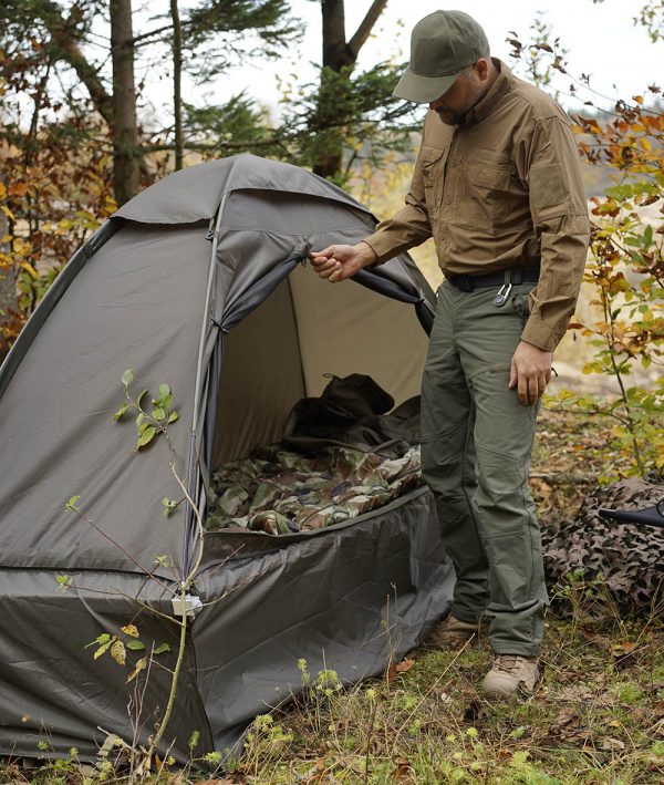 315700 Fosco veldbed tent2 <big>Deze Veldbed Tent Groen is ontworpen om te combineren met ons <strong>Fosco Veldbed (</strong></big><strong>313285)</strong><big>. Volledig gemonteerd past deze tent precies op het veldbed en kan met klittenband vast worden gezet aan het frame. Deze twee items zijn dus compitabel met elkaar en kunnen als set verkocht worden. De tent past ook op andere standaard veldbedden van andere merken.</big> <big>Het belangrijkste doel van deze tent is om comfort en bescherming bieden tegen regen, wind en zon. De tent is waterdicht dankzij de PU-gecoate polyester stof en beschermt tegen insecten en muggen dankzij de geïntegreerde mesh-panelen.</big> <big>Een ander kenmerk van de tent zijn de verlengde flappen die tot aan de grond reiken, zodat je je bagage of andere items uit de wind of regen kunt houden door deze onder het veldbed te plaatsen.</big> <big><strong>Inhoud verpakking:</strong></big> <ul> <li><big>2x set lichtgewicht tentstokken</big></li> <li><big>Veldbed tent </big></li> <li><big>Afmeting opbergtas: 50cm x 10cm Ø</big></li> </ul> <strong><big>Kenmerken:</big></strong> <ul> <li><big>PU gecoate 210T polyester waterdichte stof (waterkolom +/- 2000mm)</big></li> <li><big>Compitabel met het <strong>Fosco Veldbed (313285)</strong></big></li> <li><big>Lichtgewicht ontwerp</big></li> <li><big>Gemakkelijk te monteren met klittenband</big></li> <li><big>Biedt schaduw en bescherming tegen wind en regen</big></li> <li><big>Flappen welke tot de grond reiken</big></li> </ul> <big>Lees hier de review van dit artikel, getest door OutdoorOnly: <a href="https://outdooronly.nl/fosco-field-cot-tent-review/">https://outdooronly.nl/fosco-field-cot-tent-review/</a></big> PU gecoate 210T polyester waterdichte stof