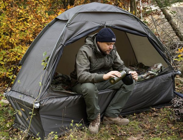 315700 Fosco veldbed tent3 <big>Deze Veldbed Tent Groen is ontworpen om te combineren met ons <strong>Fosco Veldbed (</strong></big><strong>313285)</strong><big>. Volledig gemonteerd past deze tent precies op het veldbed en kan met klittenband vast worden gezet aan het frame. Deze twee items zijn dus compitabel met elkaar en kunnen als set verkocht worden. De tent past ook op andere standaard veldbedden van andere merken.</big> <big>Het belangrijkste doel van deze tent is om comfort en bescherming bieden tegen regen, wind en zon. De tent is waterdicht dankzij de PU-gecoate polyester stof en beschermt tegen insecten en muggen dankzij de geïntegreerde mesh-panelen.</big> <big>Een ander kenmerk van de tent zijn de verlengde flappen die tot aan de grond reiken, zodat je je bagage of andere items uit de wind of regen kunt houden door deze onder het veldbed te plaatsen.</big> <big><strong>Inhoud verpakking:</strong></big> <ul> <li><big>2x set lichtgewicht tentstokken</big></li> <li><big>Veldbed tent </big></li> <li><big>Afmeting opbergtas: 50cm x 10cm Ø</big></li> </ul> <strong><big>Kenmerken:</big></strong> <ul> <li><big>PU gecoate 210T polyester waterdichte stof (waterkolom +/- 2000mm)</big></li> <li><big>Compitabel met het <strong>Fosco Veldbed (313285)</strong></big></li> <li><big>Lichtgewicht ontwerp</big></li> <li><big>Gemakkelijk te monteren met klittenband</big></li> <li><big>Biedt schaduw en bescherming tegen wind en regen</big></li> <li><big>Flappen welke tot de grond reiken</big></li> </ul> <big>Lees hier de review van dit artikel, getest door OutdoorOnly: <a href="https://outdooronly.nl/fosco-field-cot-tent-review/">https://outdooronly.nl/fosco-field-cot-tent-review/</a></big> PU gecoate 210T polyester waterdichte stof