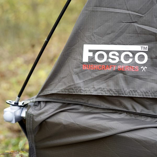 315700 Fosco veldbed tent4 <big>Deze Veldbed Tent Groen is ontworpen om te combineren met ons <strong>Fosco Veldbed (</strong></big><strong>313285)</strong><big>. Volledig gemonteerd past deze tent precies op het veldbed en kan met klittenband vast worden gezet aan het frame. Deze twee items zijn dus compitabel met elkaar en kunnen als set verkocht worden. De tent past ook op andere standaard veldbedden van andere merken.</big> <big>Het belangrijkste doel van deze tent is om comfort en bescherming bieden tegen regen, wind en zon. De tent is waterdicht dankzij de PU-gecoate polyester stof en beschermt tegen insecten en muggen dankzij de geïntegreerde mesh-panelen.</big> <big>Een ander kenmerk van de tent zijn de verlengde flappen die tot aan de grond reiken, zodat je je bagage of andere items uit de wind of regen kunt houden door deze onder het veldbed te plaatsen.</big> <big><strong>Inhoud verpakking:</strong></big> <ul> <li><big>2x set lichtgewicht tentstokken</big></li> <li><big>Veldbed tent </big></li> <li><big>Afmeting opbergtas: 50cm x 10cm Ø</big></li> </ul> <strong><big>Kenmerken:</big></strong> <ul> <li><big>PU gecoate 210T polyester waterdichte stof (waterkolom +/- 2000mm)</big></li> <li><big>Compitabel met het <strong>Fosco Veldbed (313285)</strong></big></li> <li><big>Lichtgewicht ontwerp</big></li> <li><big>Gemakkelijk te monteren met klittenband</big></li> <li><big>Biedt schaduw en bescherming tegen wind en regen</big></li> <li><big>Flappen welke tot de grond reiken</big></li> </ul> <big>Lees hier de review van dit artikel, getest door OutdoorOnly: <a href="https://outdooronly.nl/fosco-field-cot-tent-review/">https://outdooronly.nl/fosco-field-cot-tent-review/</a></big> PU gecoate 210T polyester waterdichte stof
