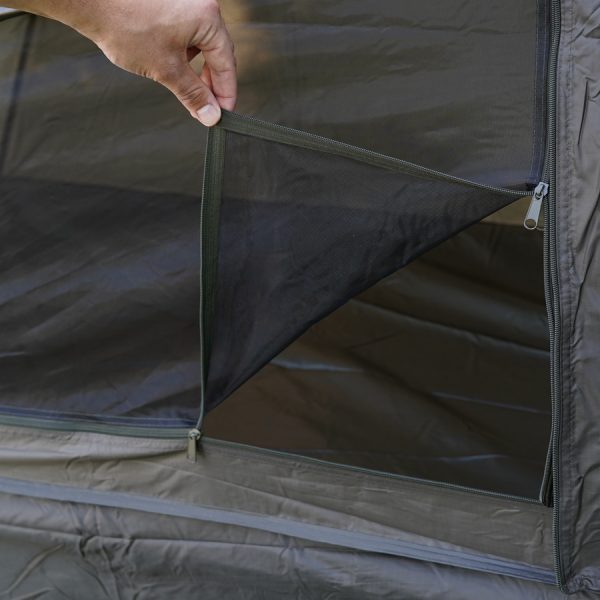 315700 Fosco veldbed tent8 <big>Deze Veldbed Tent Groen is ontworpen om te combineren met ons <strong>Fosco Veldbed (</strong></big><strong>313285)</strong><big>. Volledig gemonteerd past deze tent precies op het veldbed en kan met klittenband vast worden gezet aan het frame. Deze twee items zijn dus compitabel met elkaar en kunnen als set verkocht worden. De tent past ook op andere standaard veldbedden van andere merken.</big> <big>Het belangrijkste doel van deze tent is om comfort en bescherming bieden tegen regen, wind en zon. De tent is waterdicht dankzij de PU-gecoate polyester stof en beschermt tegen insecten en muggen dankzij de geïntegreerde mesh-panelen.</big> <big>Een ander kenmerk van de tent zijn de verlengde flappen die tot aan de grond reiken, zodat je je bagage of andere items uit de wind of regen kunt houden door deze onder het veldbed te plaatsen.</big> <big><strong>Inhoud verpakking:</strong></big> <ul> <li><big>2x set lichtgewicht tentstokken</big></li> <li><big>Veldbed tent </big></li> <li><big>Afmeting opbergtas: 50cm x 10cm Ø</big></li> </ul> <strong><big>Kenmerken:</big></strong> <ul> <li><big>PU gecoate 210T polyester waterdichte stof (waterkolom +/- 2000mm)</big></li> <li><big>Compitabel met het <strong>Fosco Veldbed (313285)</strong></big></li> <li><big>Lichtgewicht ontwerp</big></li> <li><big>Gemakkelijk te monteren met klittenband</big></li> <li><big>Biedt schaduw en bescherming tegen wind en regen</big></li> <li><big>Flappen welke tot de grond reiken</big></li> </ul> <big>Lees hier de review van dit artikel, getest door OutdoorOnly: <a href="https://outdooronly.nl/fosco-field-cot-tent-review/">https://outdooronly.nl/fosco-field-cot-tent-review/</a></big> PU gecoate 210T polyester waterdichte stof