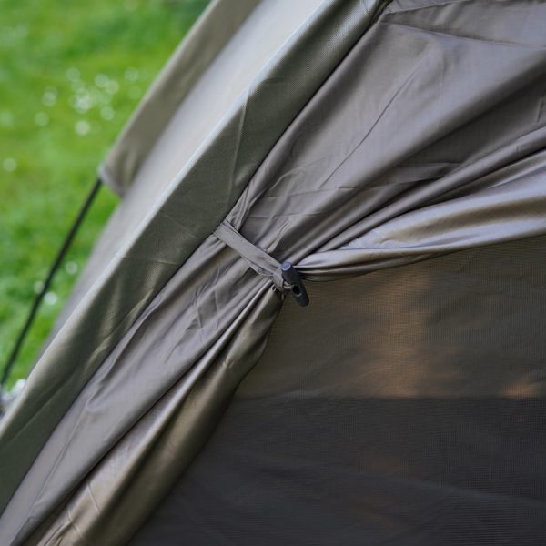 315700 Fosco veldbed tent9 <big>Deze Veldbed Tent Groen is ontworpen om te combineren met ons <strong>Fosco Veldbed (</strong></big><strong>313285)</strong><big>. Volledig gemonteerd past deze tent precies op het veldbed en kan met klittenband vast worden gezet aan het frame. Deze twee items zijn dus compitabel met elkaar en kunnen als set verkocht worden. De tent past ook op andere standaard veldbedden van andere merken.</big> <big>Het belangrijkste doel van deze tent is om comfort en bescherming bieden tegen regen, wind en zon. De tent is waterdicht dankzij de PU-gecoate polyester stof en beschermt tegen insecten en muggen dankzij de geïntegreerde mesh-panelen.</big> <big>Een ander kenmerk van de tent zijn de verlengde flappen die tot aan de grond reiken, zodat je je bagage of andere items uit de wind of regen kunt houden door deze onder het veldbed te plaatsen.</big> <big><strong>Inhoud verpakking:</strong></big> <ul> <li><big>2x set lichtgewicht tentstokken</big></li> <li><big>Veldbed tent </big></li> <li><big>Afmeting opbergtas: 50cm x 10cm Ø</big></li> </ul> <strong><big>Kenmerken:</big></strong> <ul> <li><big>PU gecoate 210T polyester waterdichte stof (waterkolom +/- 2000mm)</big></li> <li><big>Compitabel met het <strong>Fosco Veldbed (313285)</strong></big></li> <li><big>Lichtgewicht ontwerp</big></li> <li><big>Gemakkelijk te monteren met klittenband</big></li> <li><big>Biedt schaduw en bescherming tegen wind en regen</big></li> <li><big>Flappen welke tot de grond reiken</big></li> </ul> <big>Lees hier de review van dit artikel, getest door OutdoorOnly: <a href="https://outdooronly.nl/fosco-field-cot-tent-review/">https://outdooronly.nl/fosco-field-cot-tent-review/</a></big> PU gecoate 210T polyester waterdichte stof