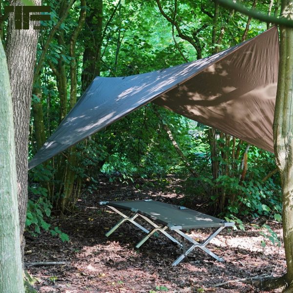 319562 TF 2215 Tarp1 <strong><big>TF-2215 Tarp </big></strong> <hr /> <big>Deze lichtgewicht tarp Olive Drab is ontworpen voor actieve outdoor mensen die graag de wildernis in trekken. Met de TF-2215 tarp kun je in no time een tijdelijk onderkomen maken. Het zeil is ideaal voor diverse buitensport activiteiten zoals trekking, vissen/jacht of als nood onderkomen.</big> <big>De tarp is gemaakt van 210T polyester rip-stop met PP webbing voor het buitenkant. Polyester oxford met PP-band voor buitenzak.</big> <strong>Afmeting zeil:</strong> 3 x 3 meter (10x10 feet) <strong>Tarp is verpakt in een pouch met Molle systeem en heeft de volgende inhoud:</strong> <ul> <li><big>1x Tarp / zeil 3 x 3 m</big></li> <li><big>6x aluminium haring</big></li> <li><big>1x touw 12m (zelf op maat te knippen)</big></li> </ul> <big><strong>Kenmerken:</strong></big> <ul> <li><big>Drukknopen zodat het gemakkelijker bij elkaar blijft en op te vouwen is.</big></li> <li><big>Inclusief Molle foudraal om het gemakkelijk op te bergen</big></li> <li><big>Te bevestigen aan elke Molle compatible rugzak</big></li> <li><big>Verstevigde hoeken met O-ringen en lussen met D-ringen</big></li> </ul> 210T polyester rip-stop met PP webbing &nbsp;
