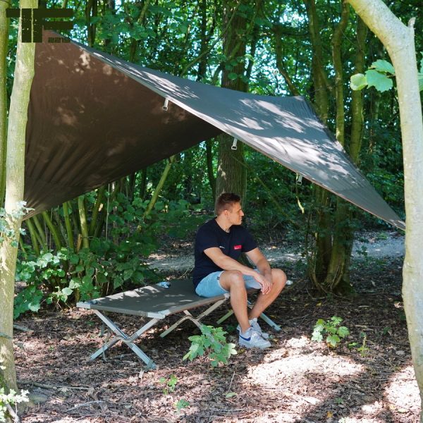 319562 TF 2215 Tarp2 <strong><big>TF-2215 Tarp </big></strong> <hr /> <big>Deze lichtgewicht tarp Olive Drab is ontworpen voor actieve outdoor mensen die graag de wildernis in trekken. Met de TF-2215 tarp kun je in no time een tijdelijk onderkomen maken. Het zeil is ideaal voor diverse buitensport activiteiten zoals trekking, vissen/jacht of als nood onderkomen.</big> <big>De tarp is gemaakt van 210T polyester rip-stop met PP webbing voor het buitenkant. Polyester oxford met PP-band voor buitenzak.</big> <strong>Afmeting zeil:</strong> 3 x 3 meter (10x10 feet) <strong>Tarp is verpakt in een pouch met Molle systeem en heeft de volgende inhoud:</strong> <ul> <li><big>1x Tarp / zeil 3 x 3 m</big></li> <li><big>6x aluminium haring</big></li> <li><big>1x touw 12m (zelf op maat te knippen)</big></li> </ul> <big><strong>Kenmerken:</strong></big> <ul> <li><big>Drukknopen zodat het gemakkelijker bij elkaar blijft en op te vouwen is.</big></li> <li><big>Inclusief Molle foudraal om het gemakkelijk op te bergen</big></li> <li><big>Te bevestigen aan elke Molle compatible rugzak</big></li> <li><big>Verstevigde hoeken met O-ringen en lussen met D-ringen</big></li> </ul> 210T polyester rip-stop met PP webbing &nbsp;