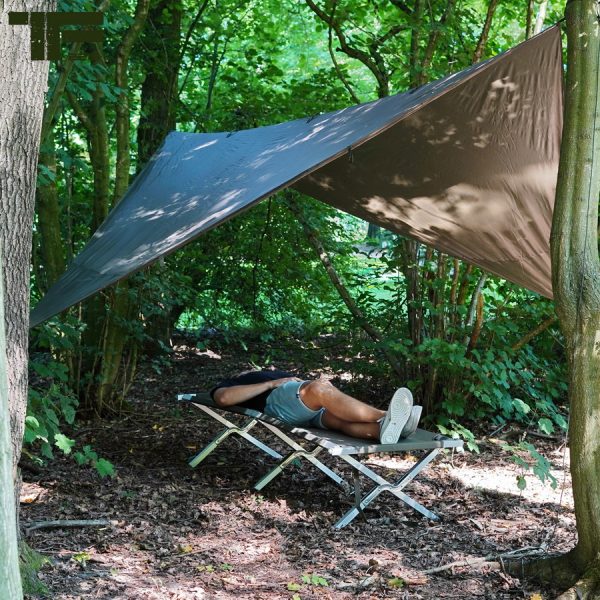319562 TF 2215 Tarp3 <strong><big>TF-2215 Tarp </big></strong> <hr /> <big>Deze lichtgewicht tarp Olive Drab is ontworpen voor actieve outdoor mensen die graag de wildernis in trekken. Met de TF-2215 tarp kun je in no time een tijdelijk onderkomen maken. Het zeil is ideaal voor diverse buitensport activiteiten zoals trekking, vissen/jacht of als nood onderkomen.</big> <big>De tarp is gemaakt van 210T polyester rip-stop met PP webbing voor het buitenkant. Polyester oxford met PP-band voor buitenzak.</big> <strong>Afmeting zeil:</strong> 3 x 3 meter (10x10 feet) <strong>Tarp is verpakt in een pouch met Molle systeem en heeft de volgende inhoud:</strong> <ul> <li><big>1x Tarp / zeil 3 x 3 m</big></li> <li><big>6x aluminium haring</big></li> <li><big>1x touw 12m (zelf op maat te knippen)</big></li> </ul> <big><strong>Kenmerken:</strong></big> <ul> <li><big>Drukknopen zodat het gemakkelijker bij elkaar blijft en op te vouwen is.</big></li> <li><big>Inclusief Molle foudraal om het gemakkelijk op te bergen</big></li> <li><big>Te bevestigen aan elke Molle compatible rugzak</big></li> <li><big>Verstevigde hoeken met O-ringen en lussen met D-ringen</big></li> </ul> 210T polyester rip-stop met PP webbing &nbsp;