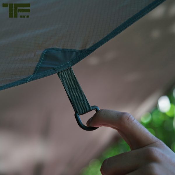 319562 TF 2215 Tarp4 <strong><big>TF-2215 Tarp </big></strong> <hr /> <big>Deze lichtgewicht tarp Olive Drab is ontworpen voor actieve outdoor mensen die graag de wildernis in trekken. Met de TF-2215 tarp kun je in no time een tijdelijk onderkomen maken. Het zeil is ideaal voor diverse buitensport activiteiten zoals trekking, vissen/jacht of als nood onderkomen.</big> <big>De tarp is gemaakt van 210T polyester rip-stop met PP webbing voor het buitenkant. Polyester oxford met PP-band voor buitenzak.</big> <strong>Afmeting zeil:</strong> 3 x 3 meter (10x10 feet) <strong>Tarp is verpakt in een pouch met Molle systeem en heeft de volgende inhoud:</strong> <ul> <li><big>1x Tarp / zeil 3 x 3 m</big></li> <li><big>6x aluminium haring</big></li> <li><big>1x touw 12m (zelf op maat te knippen)</big></li> </ul> <big><strong>Kenmerken:</strong></big> <ul> <li><big>Drukknopen zodat het gemakkelijker bij elkaar blijft en op te vouwen is.</big></li> <li><big>Inclusief Molle foudraal om het gemakkelijk op te bergen</big></li> <li><big>Te bevestigen aan elke Molle compatible rugzak</big></li> <li><big>Verstevigde hoeken met O-ringen en lussen met D-ringen</big></li> </ul> 210T polyester rip-stop met PP webbing &nbsp;