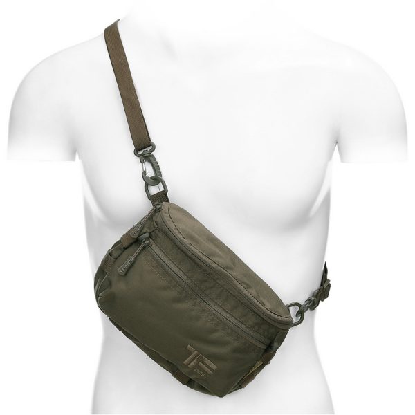 359384 TF 2215 EDC schouder heuptas groen <big>Deze TF-2215 tas is de ideale EDC (Everyday Carry) tas voor dagelijks gebruik. Het is ook je perfecte reisgenoot, omdat  al je dagelijke  benodigdheden erin passen, zoals je smartphone, paspoort, vliegtickets, powerbank, USB-kabels, medicijnen, zakmes, etc. Deze tas kan zowel als schouder- of als heuptas gedragen worden en is voorzien van een afneembare draagriem.</big> <big><strong>Kenmerken:</strong></big> <ul> <li><big>Gemaakt van duurzaam Cordura 500D-materiaal</big></li> <li><big>Afneembare schouder / tailleband</big></li> <li><big>Afmetingen: 23 x 15 x 8 cm</big></li> <li><big>1 hoofd compartiment met ritsluiting</big></li> <li><big>2 externe compartimenten met ritssluiting</big></li> <li><big>1 intern vak met ritssluiting</big></li> <li><big>6 lusjes aan de zijkanten en onderkant om verschillende items te kunnen bevestigen</big></li> </ul> Ranger Green