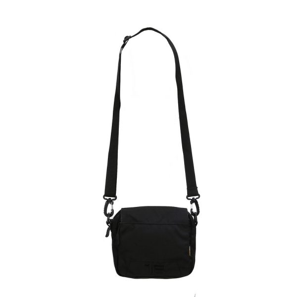 359561 TF 2215 EDC schouder tasje3 <big>Deze TF-2215 tas is de ideale EDC (Everyday Carry) tas voor dagelijks gebruik. Het is ook je perfecte reisgenoot, omdat al je dagelijke  benodigdheden erin passen, zoals je smartphone, paspoort, vliegtickets, powerbank, USB-kabels, medicijnen, zakmes, etc. Deze tas heeft een afneembare draagriem.</big> <big><strong>Kenmerken:</strong></big> <ul> <li><big>Gemaakt van duurzaam Cordura 500D-materiaal</big></li> <li><big>Afneembare schouderband</big></li> <li><big>Afmetingen: 19 x 16 x 6 cm</big></li> <li><big>1 hoofd compartiment met ritsluiting + intern net vak en afsluiting via een flap met klittenband</big></li> <li><big>1 extern vak met ritssluiting</big></li> </ul> Zwart