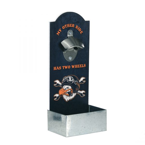 416100 Flesopener muur Two Wheels 5 Flesopener om aan de wand te hangen. Afmeting 30 x 12 cm met een metalen flesopener en een metalen opvangbakje voor de doppen afmeting 12 x 9 x 5,5 cm. Het houten paneel is voorzien van een leuke bedrukte print/tekst en aan de achterzijde zit een metaal ophangsysteem zodat de flesopener direct opgehangen kan worden.