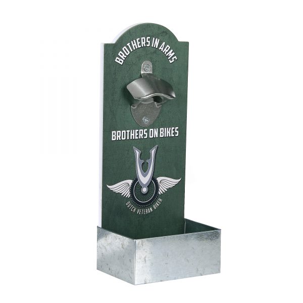 416105 Flesopener muur Veteran 3 Flesopener om aan de wand te hangen. De flesopener is voorzien van een metalen opener en een metalen opvangbakje voor de doppen. Het houten paneel is voorzien van een leuke bedrukte print/tekst en aan de achterzijde zit een metaal ophangsysteem zodat de flesopener direct opgehangen kan worden. Leuk voor in huis, in de schuur of bijvoorbeeld veranda. <strong>Afmeting flesopener:</strong> 30 x 12 cm <strong>Afmeting opvangbak:</strong> 12 x 9 x 5,5 cm.