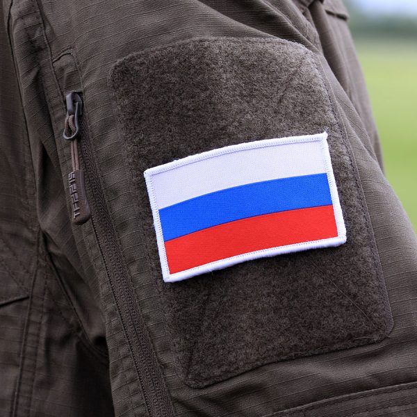 446100 10008 Embleem stof fijn geweven vlag Rusland 71331 <big>Zeer fijn geweven embleem van 100% stof met klittenband achterzijde.  </big> <big>Door de fijne weving is dit embleem zeer gedetailleerd.</big>