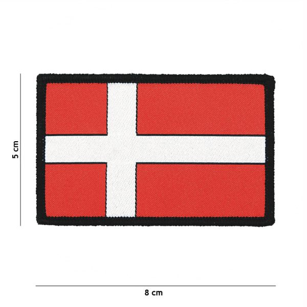 446100 10009 Embleem stof fijn geweven vlag Denemarken 7134 <big>Zeer fijn geweven embleem van 100% stof met klittenband achterzijde.  </big> <big>Door de fijne weving is dit embleem zeer gedetailleerd.</big>